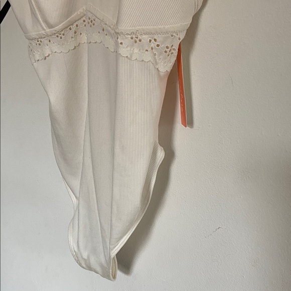NWT Colsie white lace ribbed bodysuit - Picture 3 of 11
